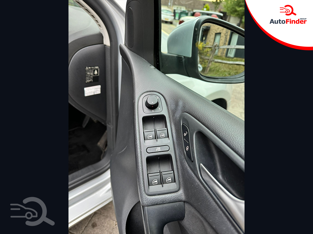
								Volkswagen Golf full									