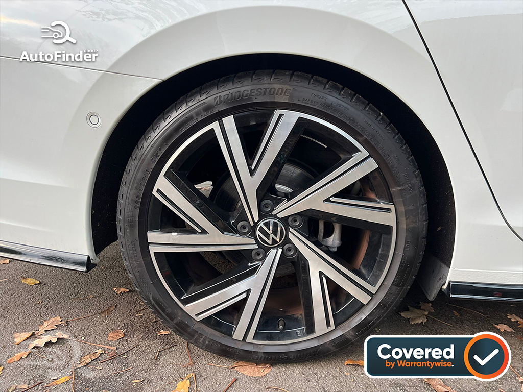 
								Volkswagen Golf R-Line Estate Hybrid full									