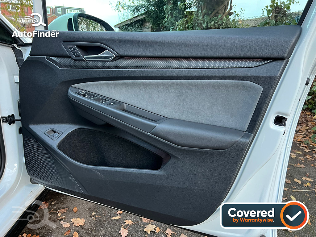 
								Volkswagen Golf R-Line Estate Hybrid full									