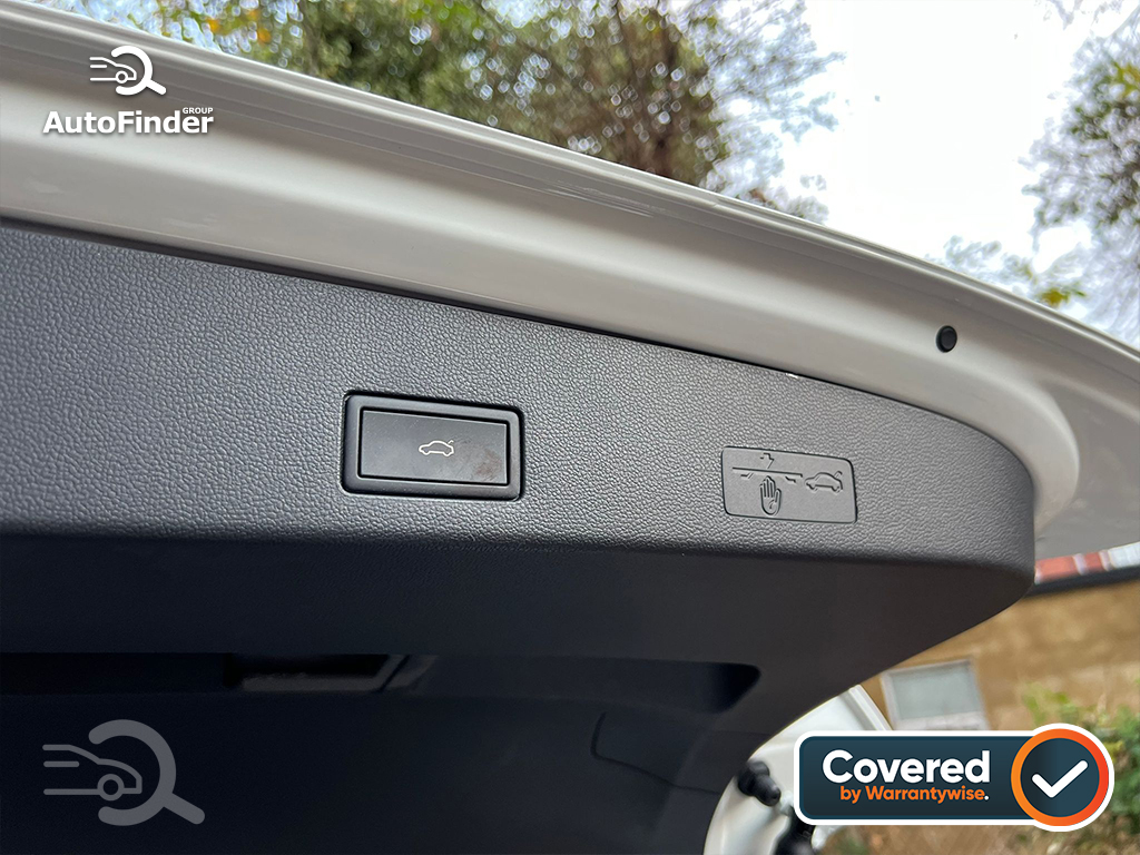 
								Volkswagen Golf R-Line Estate Hybrid full									